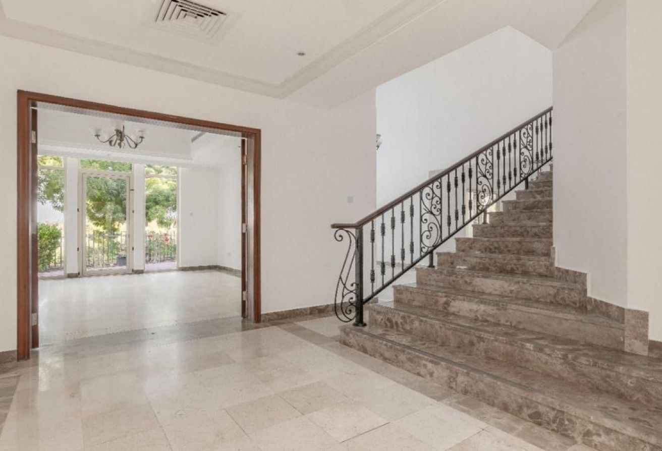 exclusive-full-lake-view-large-plot-vacant